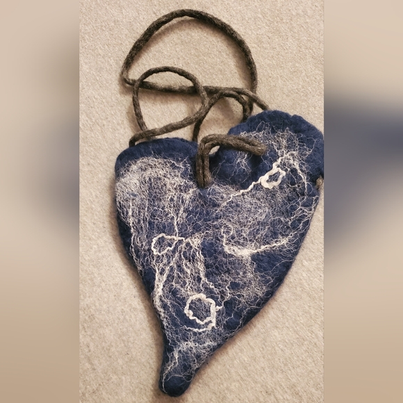 ETSY wet felt heart-shaped over the shoulder small purse - Picture 4 of 6
